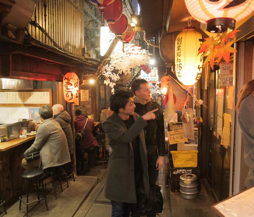 A Bar Where You Can Sing Western Music: “English Karaoke Bar Bruce (Tokyo)”  (w/Photos)