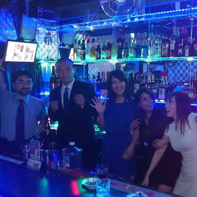 A Bar Where You Can Sing Western Music: “English Karaoke Bar Bruce (Tokyo)”  (w/Photos)