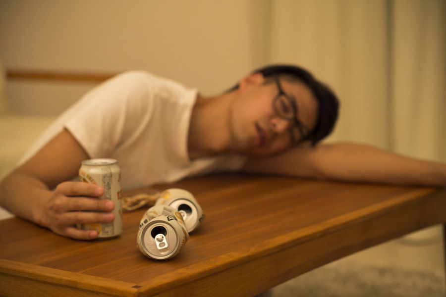 Why do you become sleepy when you drink alcoholic beverage?
I’ll explain you about the relationship between alcohol and sleep.