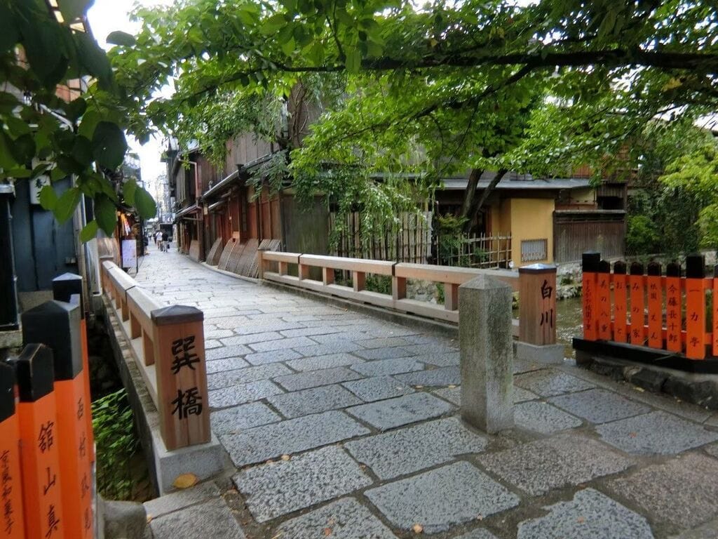 Tatsumi Bridge & Hanami-koji Street
